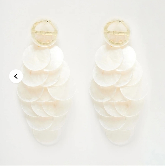 🤍🔹️ Piper K 🔹️Gorgeous shell chandelier earrings - Picture 2 of 9